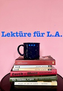 Ein Stapel mit fünf Büchern mit der Aufschrift "Earth to Moon" und "My Mama Cass" und "Play it as it lays", darauf eine blaue Tasse und die Aufschrift "Lektüre für L.A."