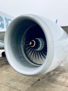 Nahaufnahme einer Flugzeugturbine mit sichtbaren Schaufeln im Inneren und einem weißen Gehäuse