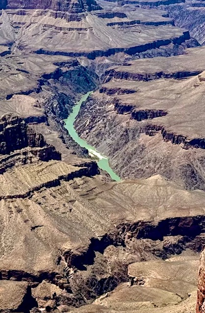 Grand Canyon mit tief eingeschnittenem, türkisfarbenem Colorado River, der sich durch die mehrschichtigen Felsformationen windet