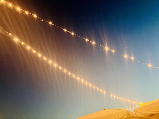 zwei strahlende Lichterketten diagonal nächtlichem Sommerhimmel