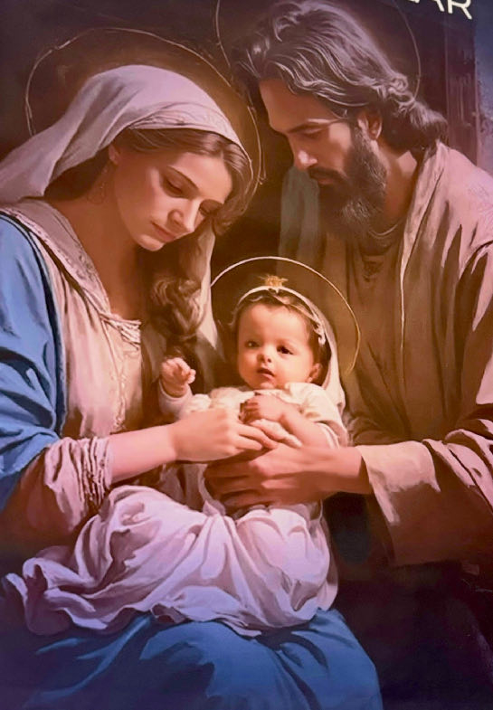 Maria in blauem Gewand und Kopftuch hält ein Baby mit Heiligenschein, neben ihr steht Josef mit Bart und langem Haar