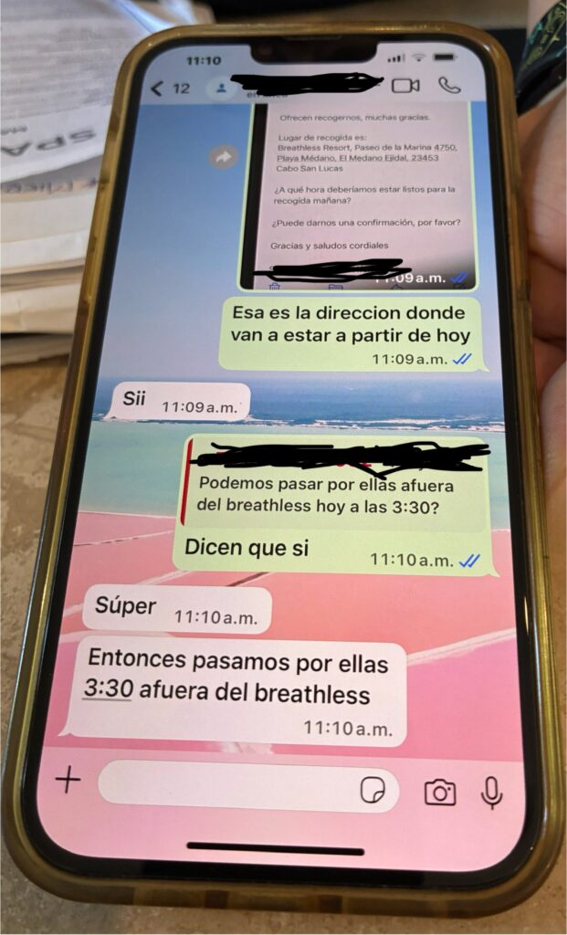 Smartphone mit WhatsApp-Chat, Textnachrichten auf Spanisch, Hintergrundbild mit rosa und blauen Farbverläufen