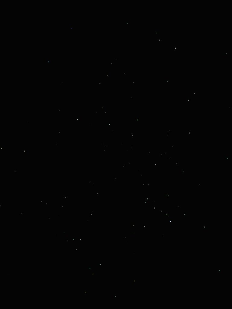 Schwarzer Nachthimmel mit verstreuten kleinen weißen Sternpunkten