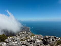 Felsige Küstenlandschaft miit Nebelschwade in Richtung Meer Meer und klarem Himmel