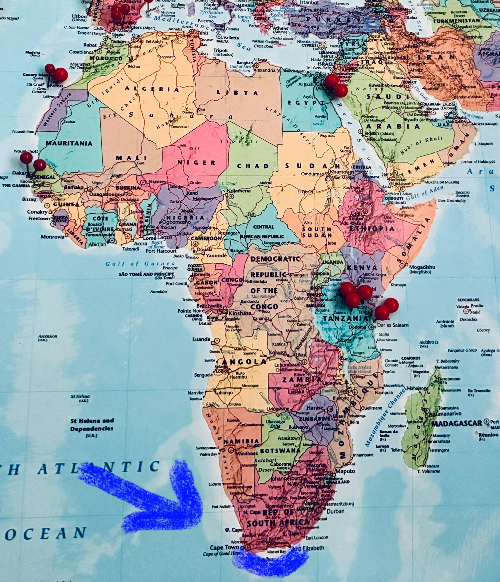 Karte von Afrika mit Fokus auf Südafrika, auf der Südspitze ein blauer Pfeil und mehrere rote Pinnnadeln zu sehen