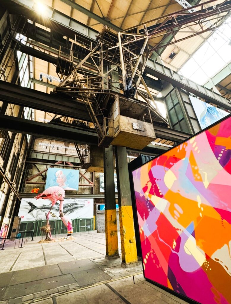 Fabrikhalle mit zahlreichen farbenfrohen Gemälden im Street Art-Stil