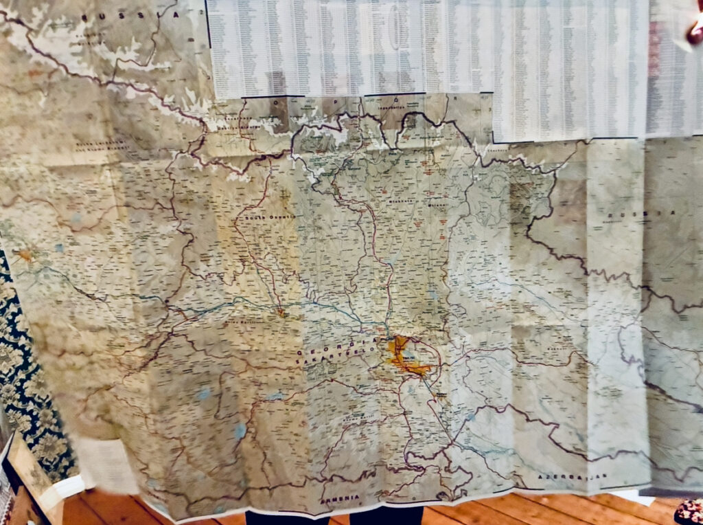 Aufgefaltete Papierlandkarte von Georgien