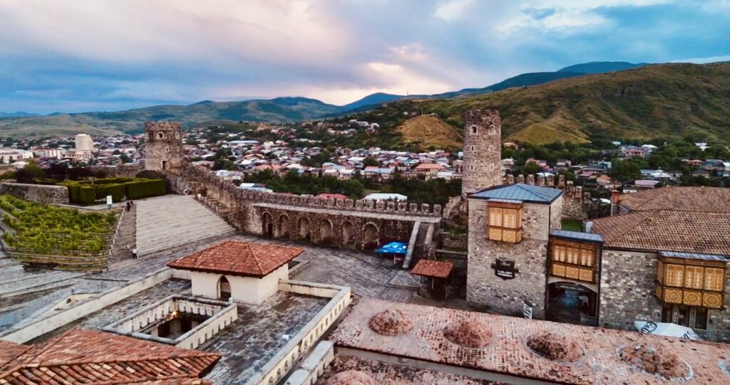 Luftaufnahme mit Drohne über historische Festung Achalziche in Georgien