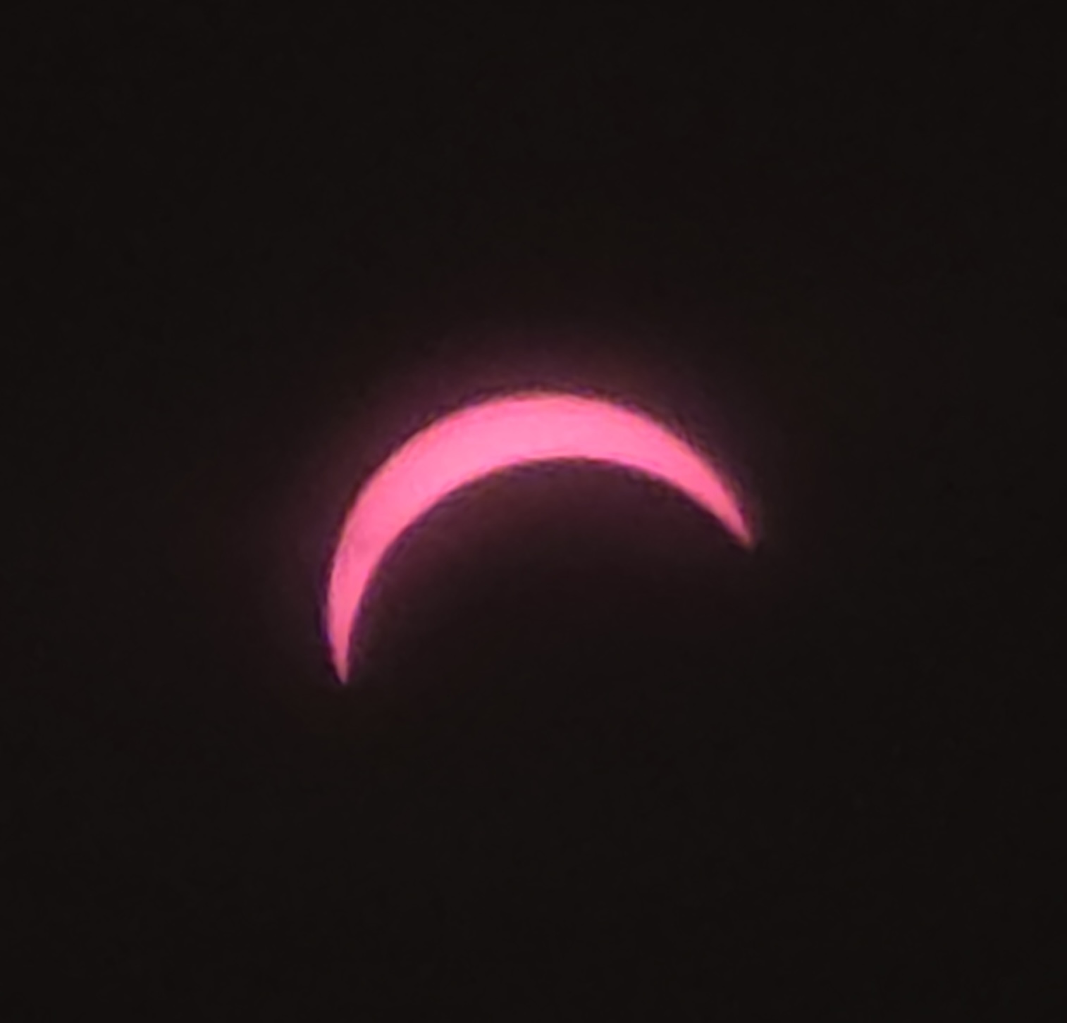 Sonnenfinsternis in Berlin im August 2026: Rosa sichelförmiger Lichtbogen vor schwarzem Hintergrund