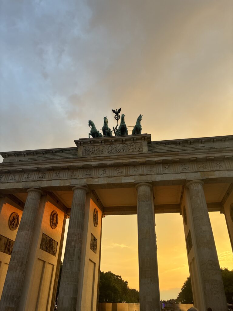 Brandenburger Tor mit Quadriga bei Sonnenuntergang und orangefarbenem Himmel