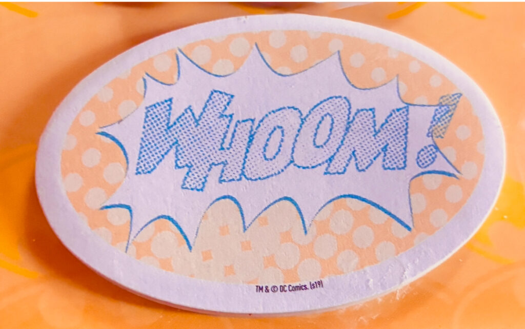 Comic-Sprechblase mit dem Wort 'WHOOM!' in blauem Rastermuster auf weißem Hintergrund