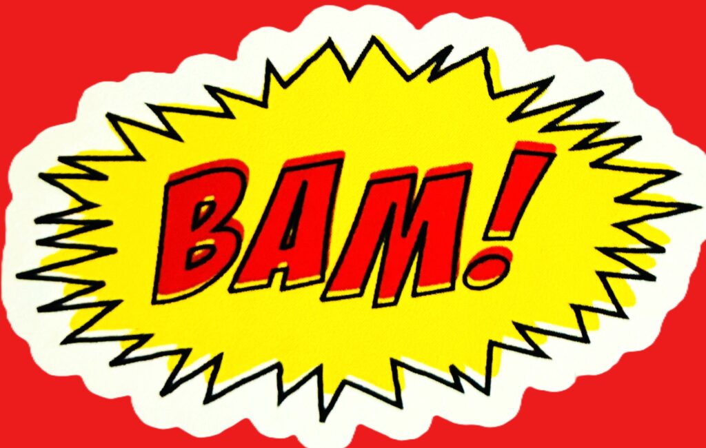 Comic-Sprechblase mit gezacktem Rand und rotem Schriftzug 'BAM!' auf gelbem Hintergrund vor rotem Grund