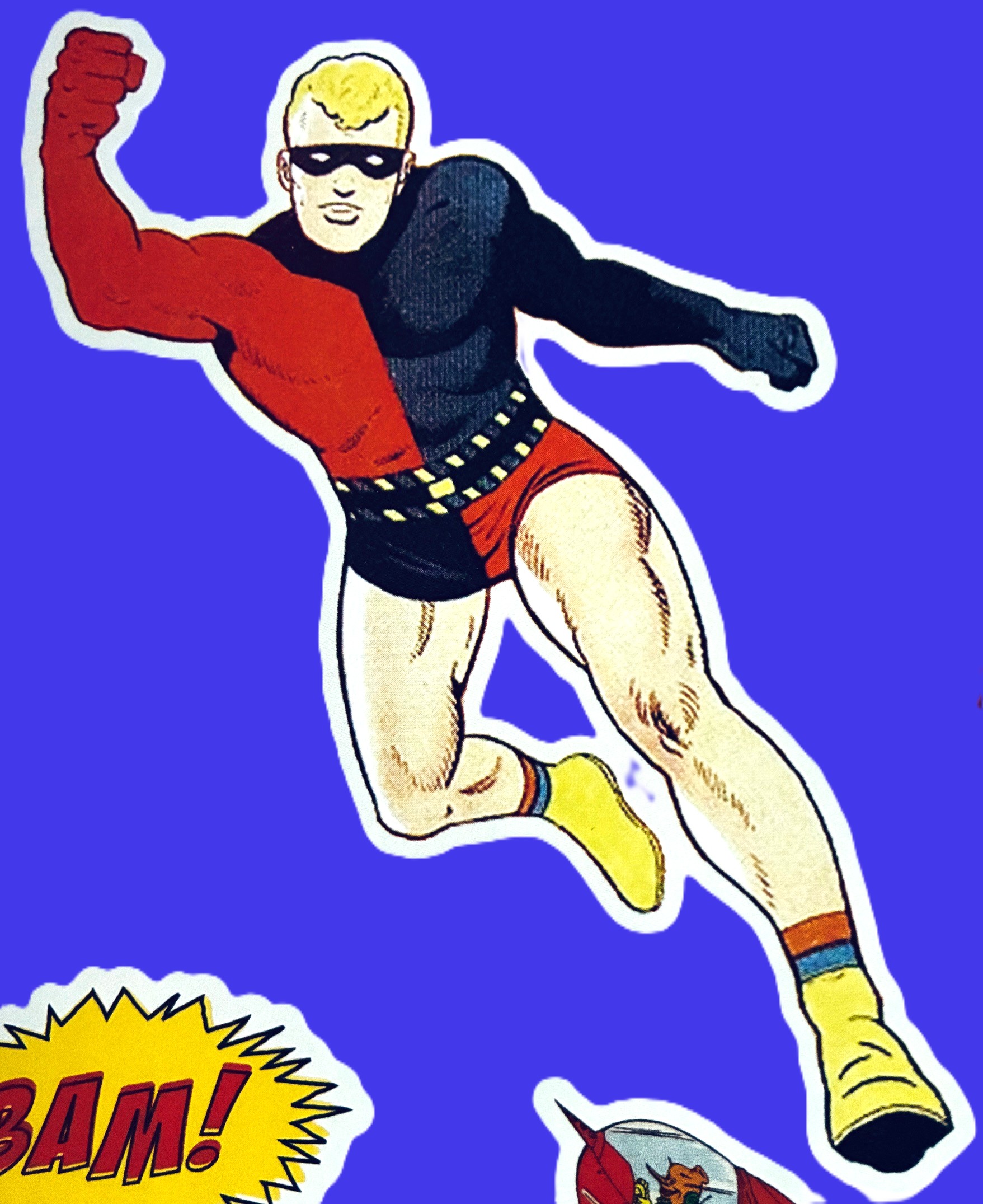 Comicfigur mit rot-schwarzem Oberteil, roter Hose, gelben Stiefeln und schwarzer Maske in dynamischer Sprungpose vor blauem Hintergrund